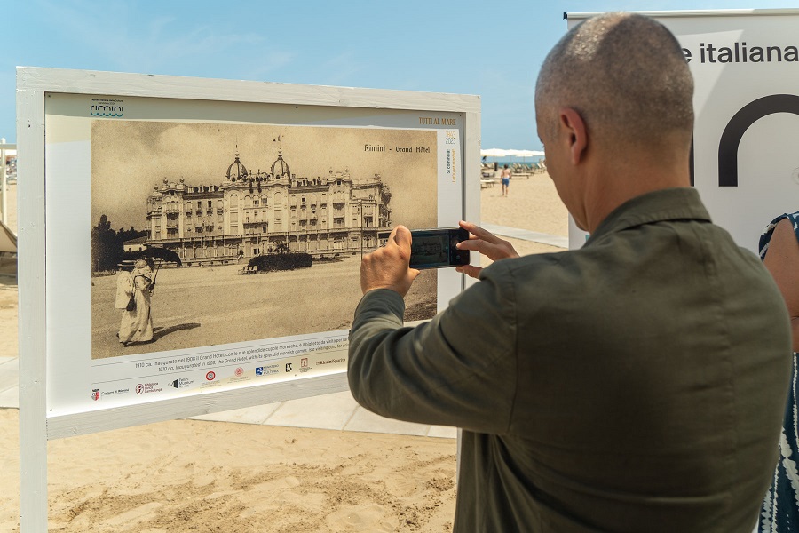 Dal 1° luglio sulla spiaggia “Tutti al mare”, la mostra fotografica diffusa che racconta 180 anni di vacanza a Rimini